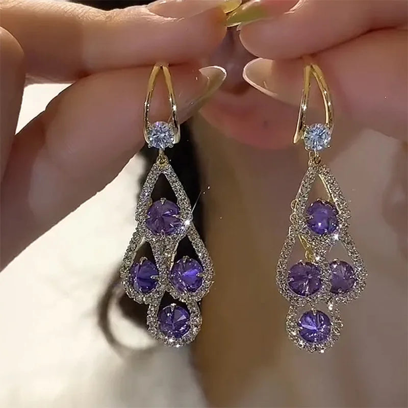 Brincos de cristal roxo em gotas da marca Rose & Oliver, acessórios elegantes de brincos de prata com detalhes brilhantes.