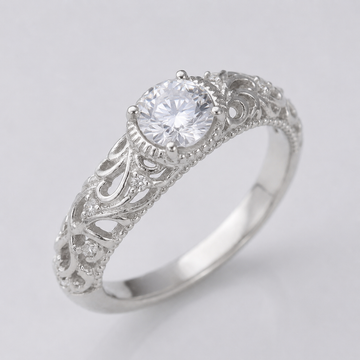 Anillo vintage Rose & Oliver con circonita en corte cushion plateado, acabamento brillante y diseño elegante.