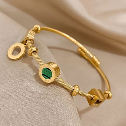 Pulsera Emerance Gold de Rose & Oliver, con acabado dorado elegante, mostrada en detalle en la imagen