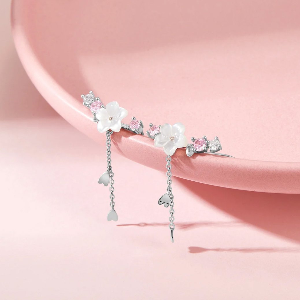 Aretes de flor de cerejeira Rose & Oliver con cristales, detalles delicados de flores de cerejeira en metal plateado.