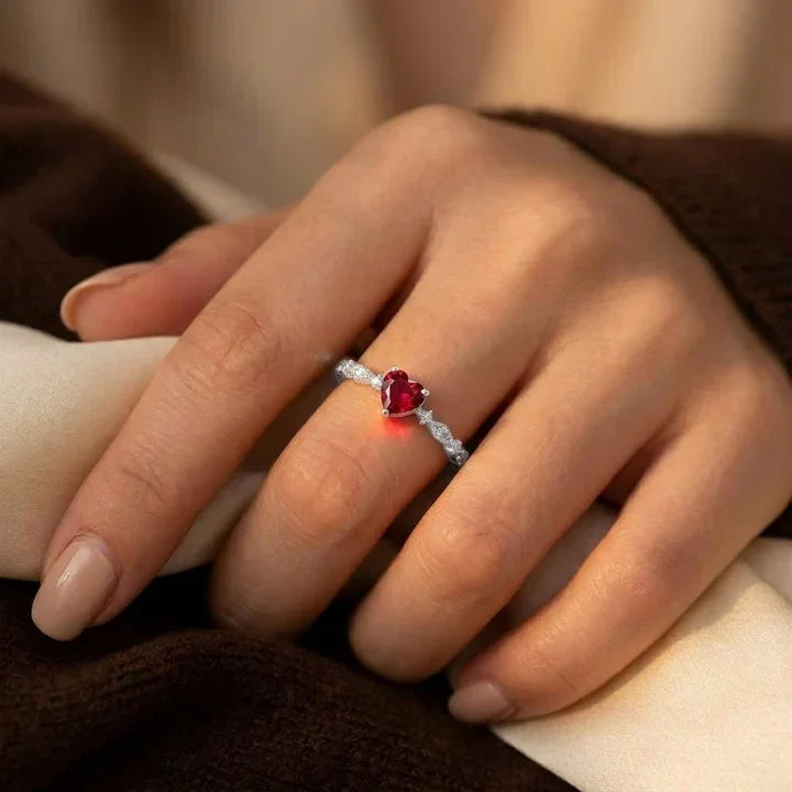 Goldring mit Rubinherz von Rose & Oliver, dessen feines Design mit dem roten Stein in der Mitte hervorsticht.