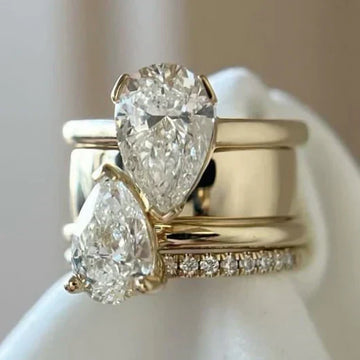 Anillo vintage Rose & Oliver con doble gota de circonita, detalles elegantes y acabado clásico en plata.