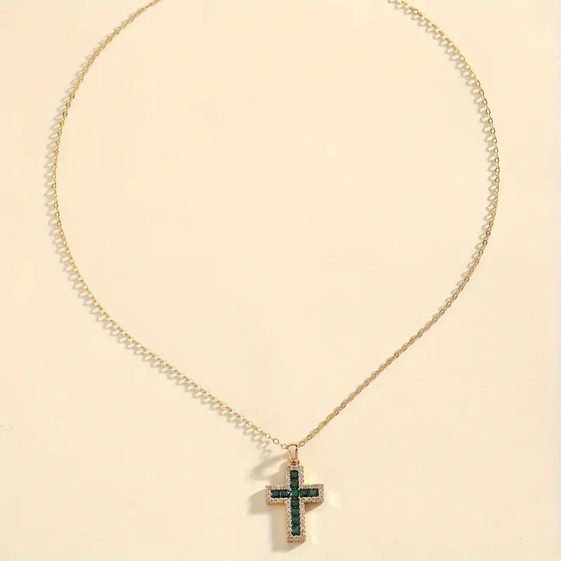 Collar con colgante de cruz en esmeralda dorado de Rose & Oliver, joya elegante para uso diario.