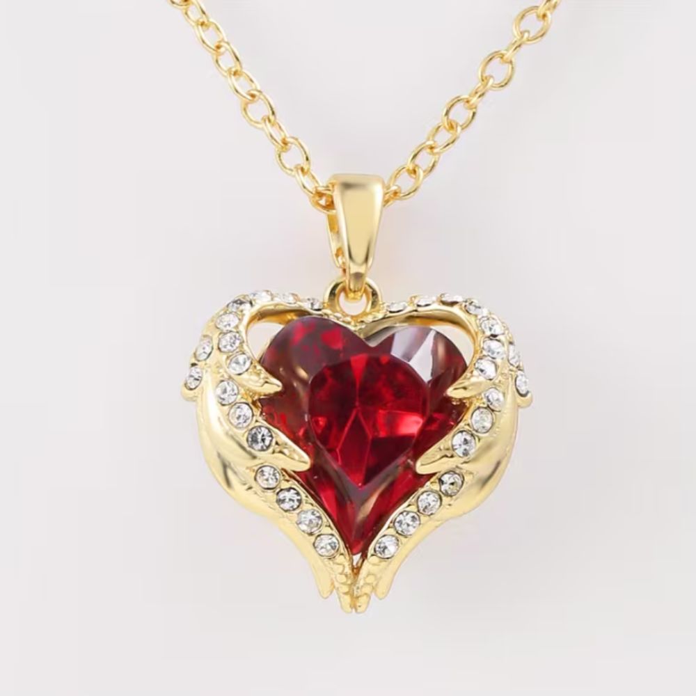 Rose & Oliver Goldhalskette mit Rubin-Herz- und Engel-Anhänger, zarter und eleganter Stil für den täglichen Gebrauch.