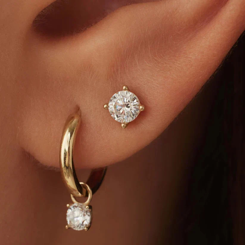 Goldohrringe mit Stein, Modell Larmes™ von Rose & Oliver, Details kleiner Ringe in scharfer Abbildung.