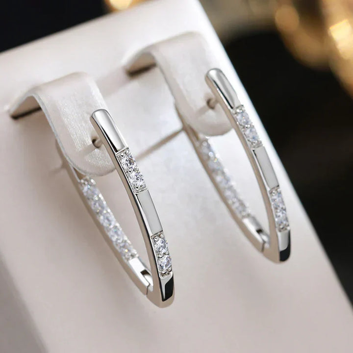 Brincos de zircônia Rose & Oliver com detalhes elegantes, brilhantes e delicados, destacando sua beleza e acabamento refinado.