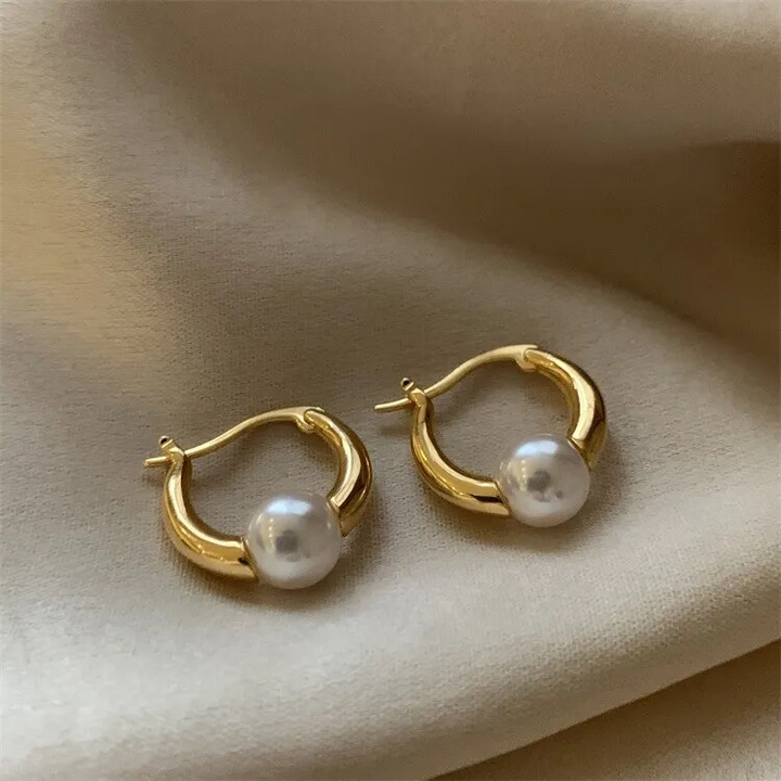 Aretes dorados con perla elegantes de la marca Rose & Oliver, detalles sofisticados y acabado refinado.