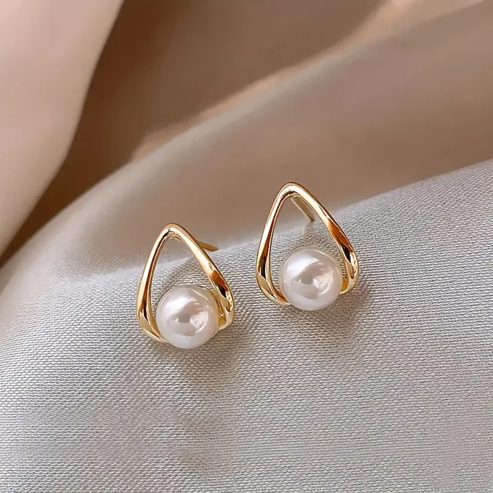 Aretes de oro con triángulo hueco y perlas, estilo elegante de la marca Rose & Oliver, detalles delicados y sofisticados.