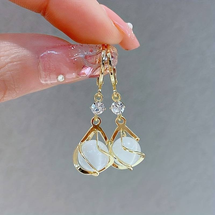 Pendientes Cheyenne Ópalo Glamour de Rose & Oliver con detalles de ópalo brillante y diseño elegante en oro.