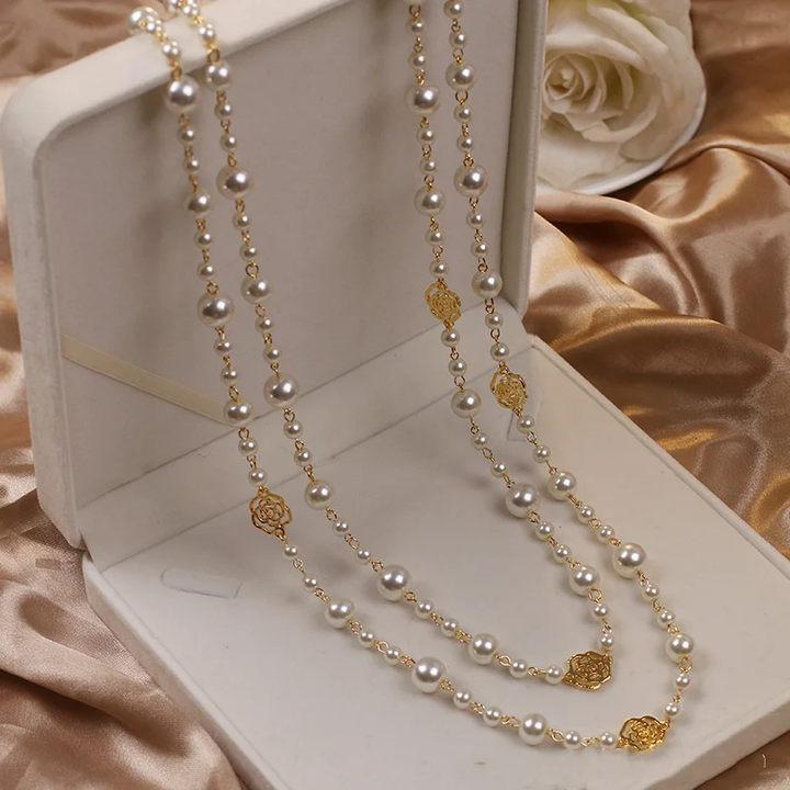 Elegante collar de perlas doradas de Rose & Oliver, con detalles refinados y diseño clásico, en imagen en primer plano.