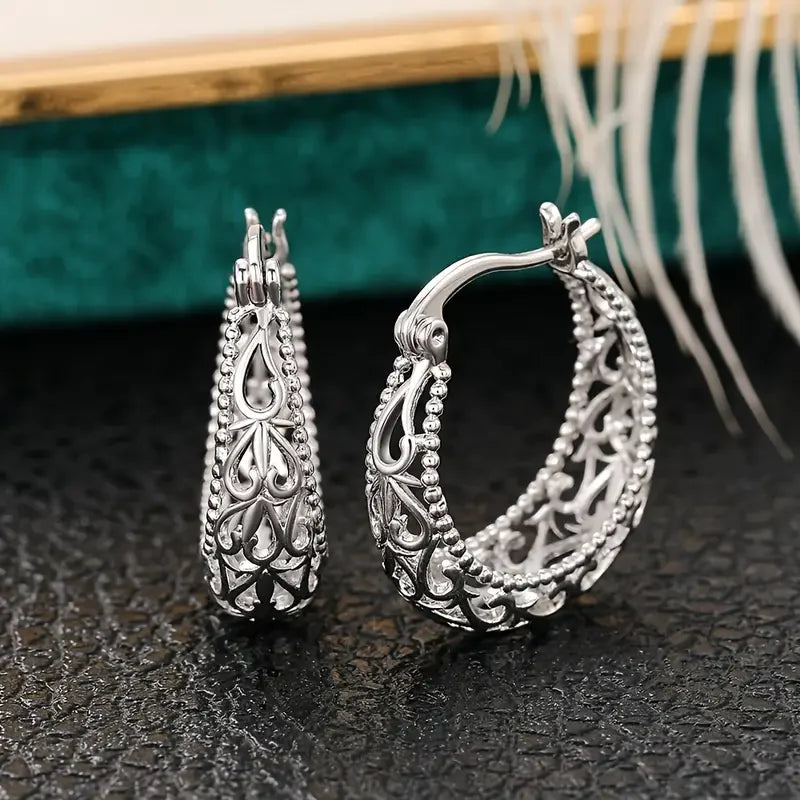 Aretes de argola abiertos vintage en oro blanco, de la marca Rose & Oliver, con detalles delicados y acabado refinado.