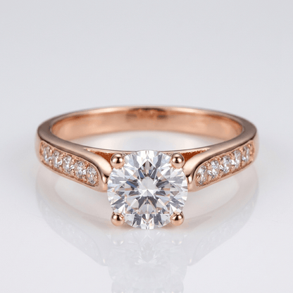 Anel redondo clássico de zirconia na cor ouro rosa, da marca Rose & Oliver, exibido de perfil com detalhes brilhantes