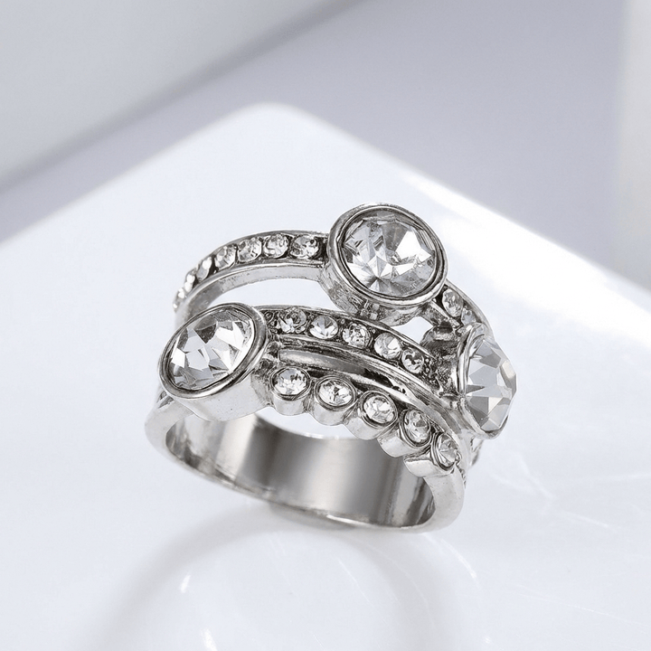 Anel Twin Sparkle de prata da Rose & Oliver, com detalhes brilhantes e acabamento elegante.
