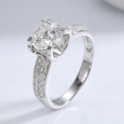 Anel ajustável em prata com diamantes arredondados e pavê, estilo solitaire, da marca Rose & Oliver.