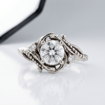 Anillo vintage dorado con detalles ornamentales en plata y diamantes, estilo clásico, de la marca Rose & Oliver.