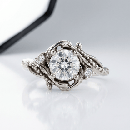 Anillo vintage dorado con detalles ornamentales en plata y diamantes, estilo clásico, de la marca Rose & Oliver.