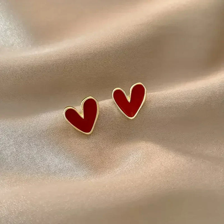 Aretes dorados Corazón Rojo Antiguo con detalles en oro de la marca Rose & Oliver, estilo clásico y elegante.