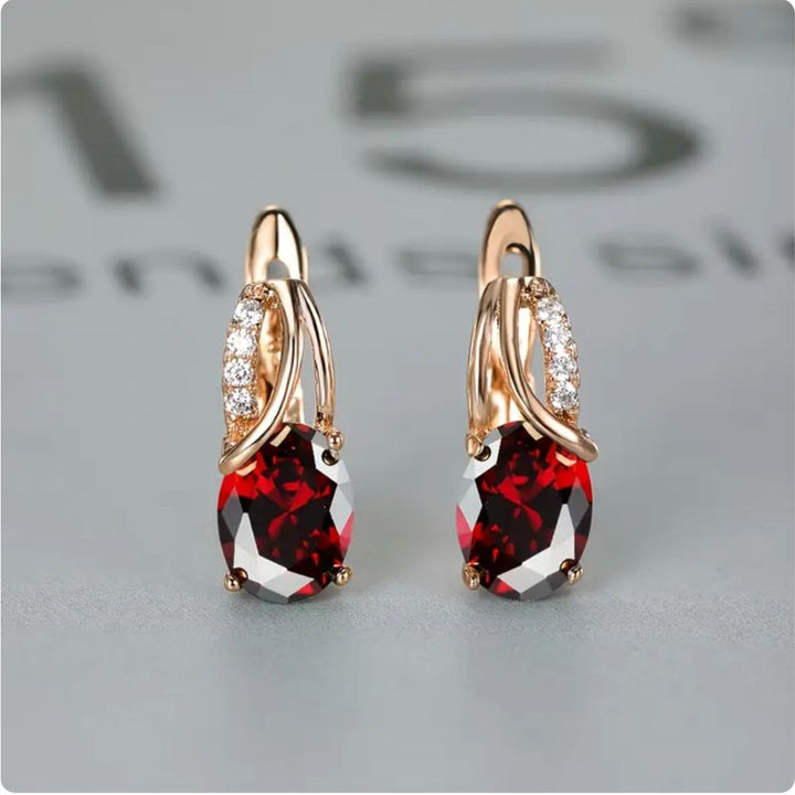 Aretes Veressa Ruberine de Rose & Oliver, con diseño elegante y detalles refinados, mostrados en primer plano en la imagen.