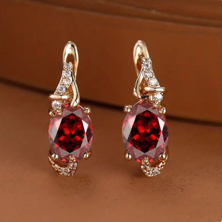 Aretes colgantes Crimson Twilight de Rose & Oliver con diseño elegante y detalles en tono rojo oscuro.