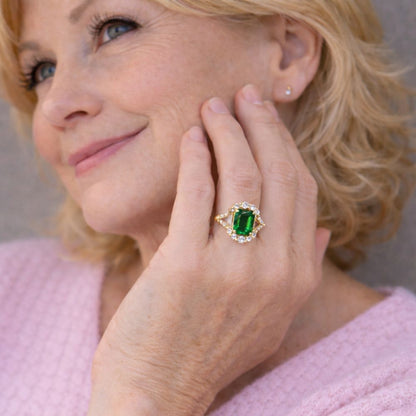Anillo Elisova Grenthal de Rose & Oliver con diseño elegante y detalles sofisticados, en primer plano en la imagen.