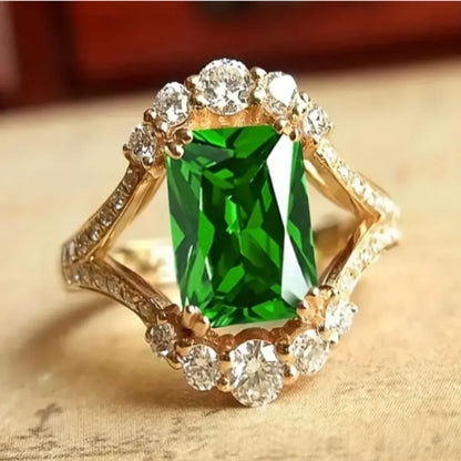 Anillo Elisova Grenthal de Rose & Oliver de plata, con diseño elegante y detalles refinados, presentado en fondo neutro.