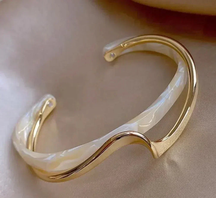Elegantes Goldarmband mit weißem Opal, von der Marke Rose & Oliver, im Detail im Bild dargestellt.