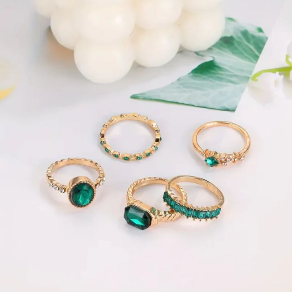 Zarina-Schmuckset mit Smaragd- und Goldringen, elegantes Design der Marke Rose & Oliver, Details mit Edelsteinen.